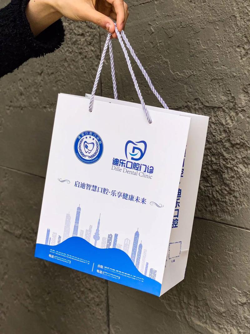 产品包装盒上面的塑料封膜是怎么封上去的?是用什么工具机器?