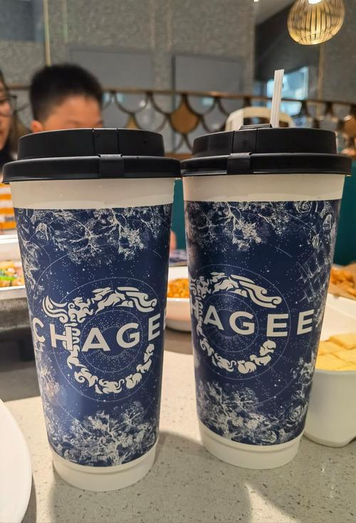 奶茶盒子上的贴纸怎么取